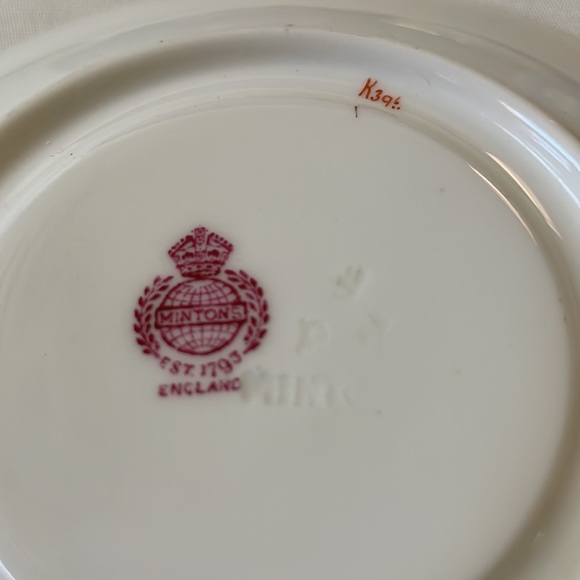 Crimson Ivory footed cup & saucer set fine bone china Mintons England - Picture 10 of 11